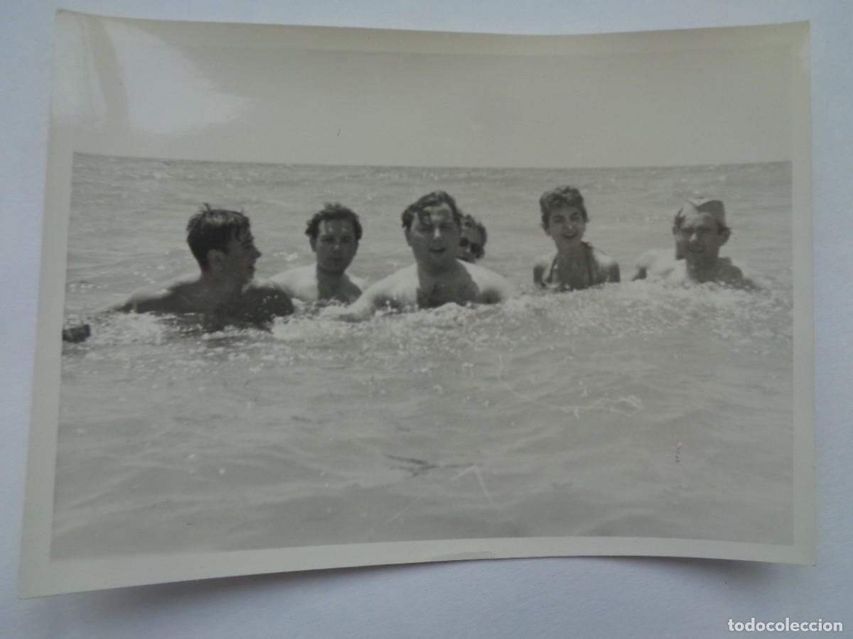 Photographie ancienne: FOTO DE HOMBRES EN LA PLAYA BA&Ntilde;ANDOSE