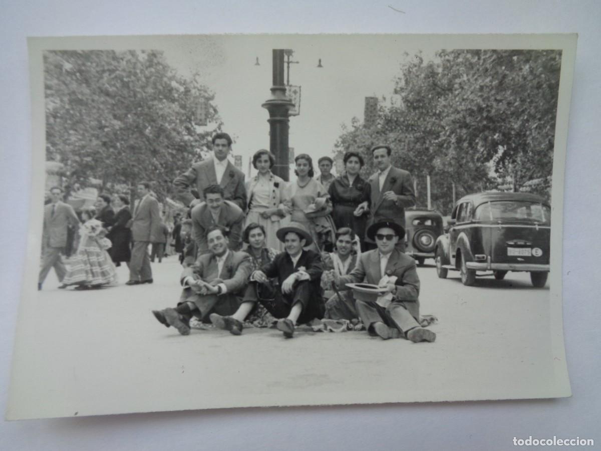 Antique Photography: FOTO DE JOVENES EN LA FERIA , COCHES DE EPOCA , ETC