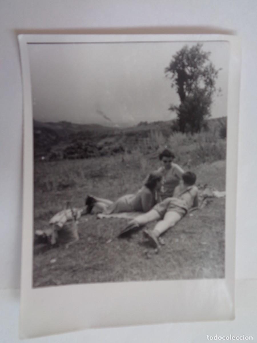 Alte Fotografie: FOTO DE GENTE MERENDANDO EN EL CAMPO, A&Ntilde;OS 40