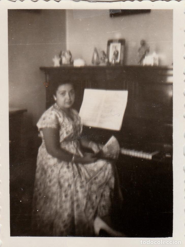 Fotograf&iacute;a antigua: Dama al piano. A&ntilde;os 50 g aa