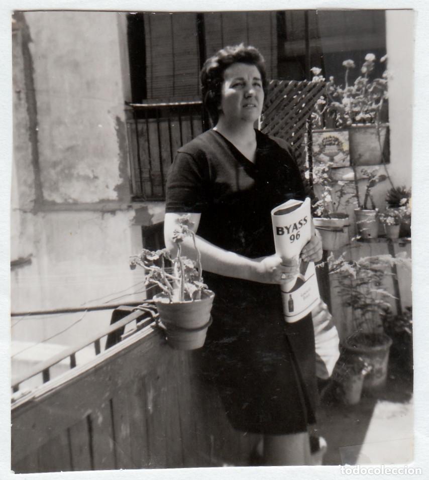 Fotograf&iacute;a antigua: Se&ntilde;ora en el balc&oacute;n con una revista. A&ntilde;os 60 g aa