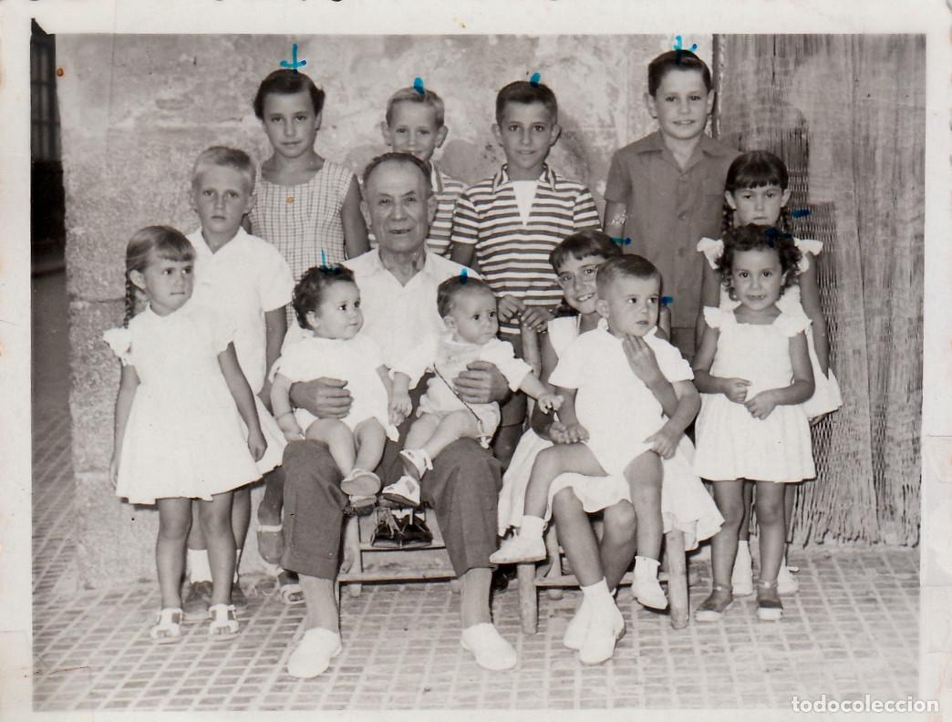 Fotograf&iacute;a antigua: Abuelo orgulloso rodeado de todos sus nietos. Castell&aacute;, San Carlos de la R&aacute;pita. A&ntilde;os 60 g aa