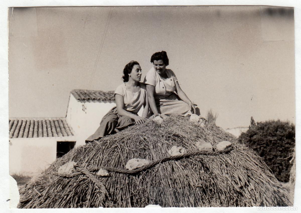 Fotograf&iacute;a antigua: Pareja de chicas en el pajar. A&ntilde;os 50 g aa