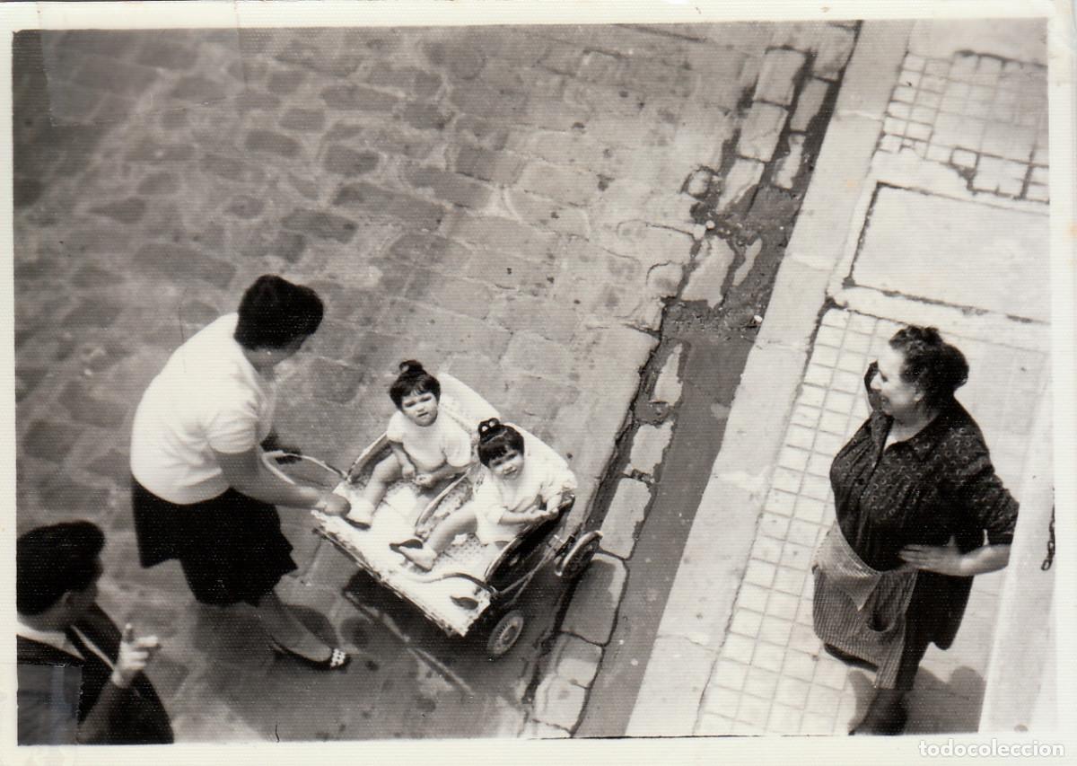Fotograf&iacute;a antigua: Bonita foto hecha desde el balc&oacute;n. Gemelas en el cochecito con su abuela sonriendo. A&ntilde;os 60 g aa