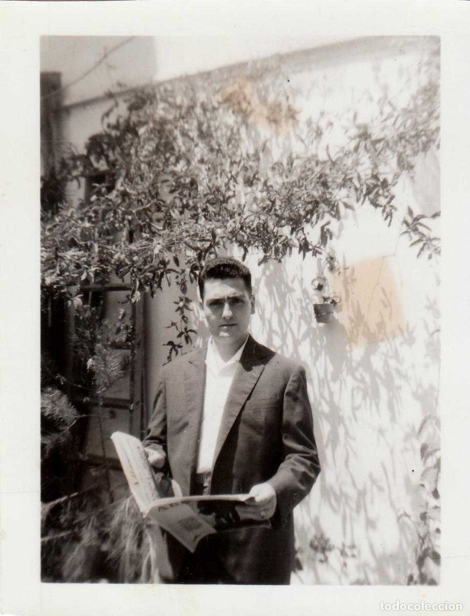 Fotograf&iacute;a antigua: Chico leyendo una revista. A&ntilde;os 60 g aa