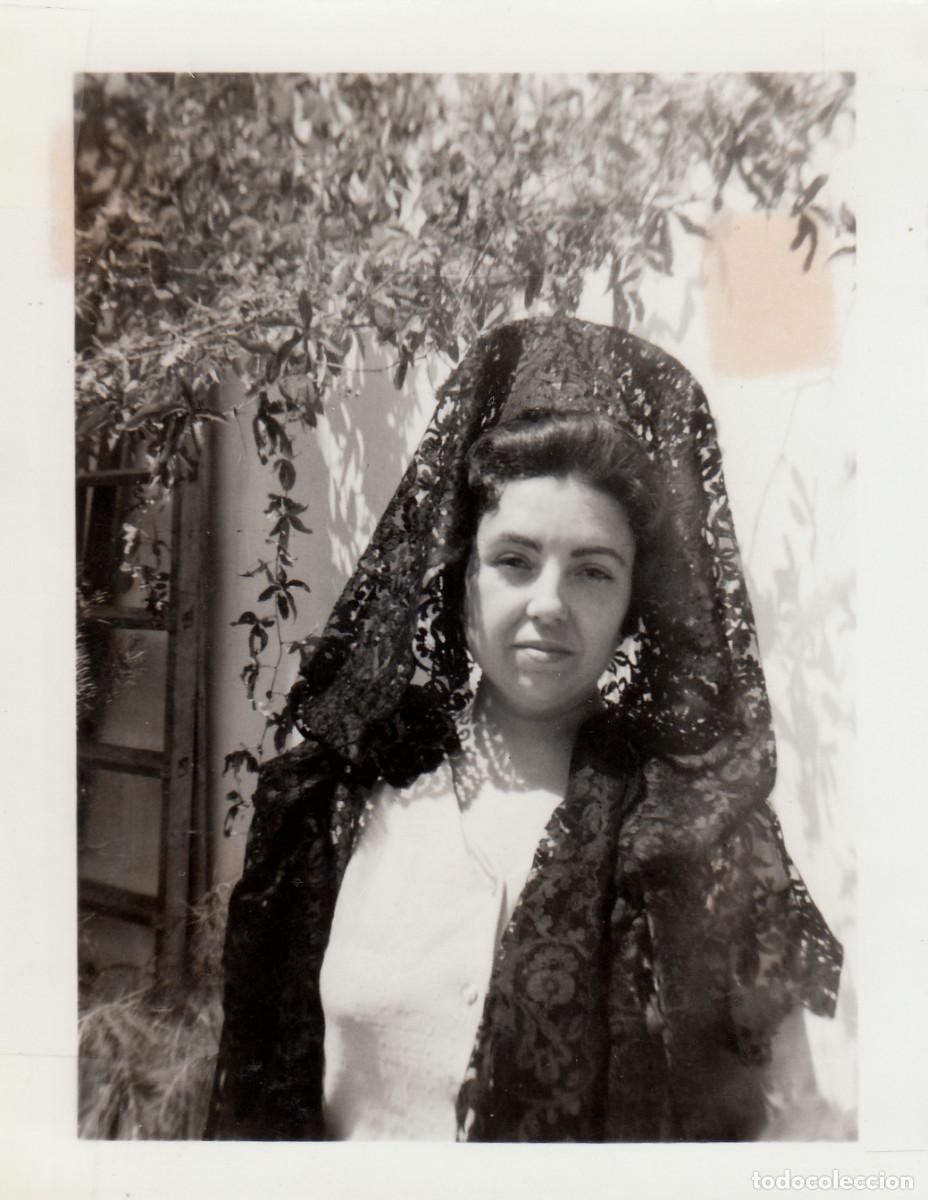 Fotograf&iacute;a antigua: Chica luciendo su mantilla. A&ntilde;os 60 g aa