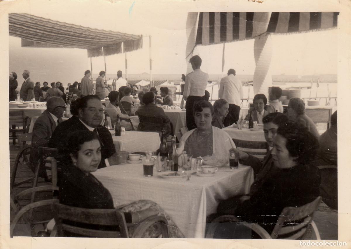 Fotograf&iacute;a antigua: En el restaurante. Banquete. A&ntilde;os 50 g aa