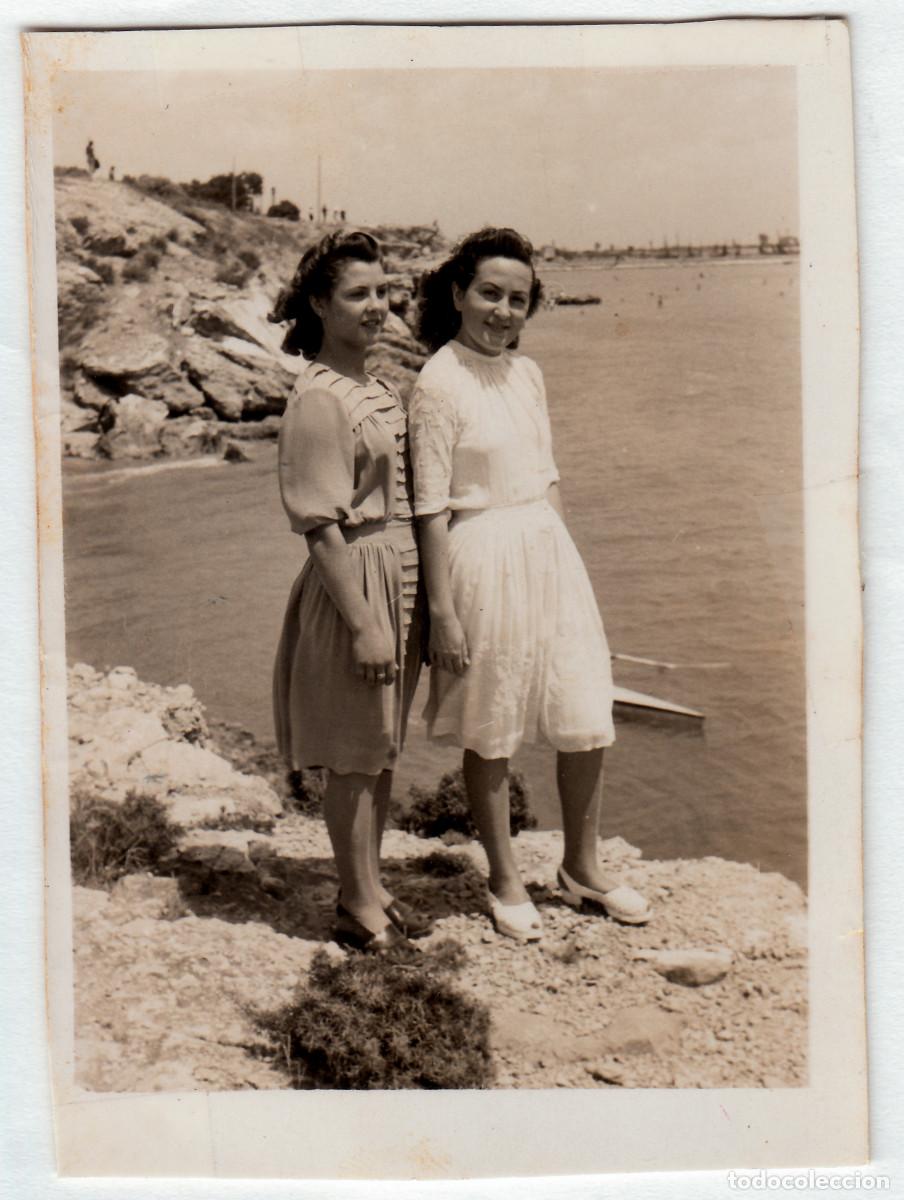 Fotograf&iacute;a antigua: Pareja de chicas en la playa. A&ntilde;os 50 g aa