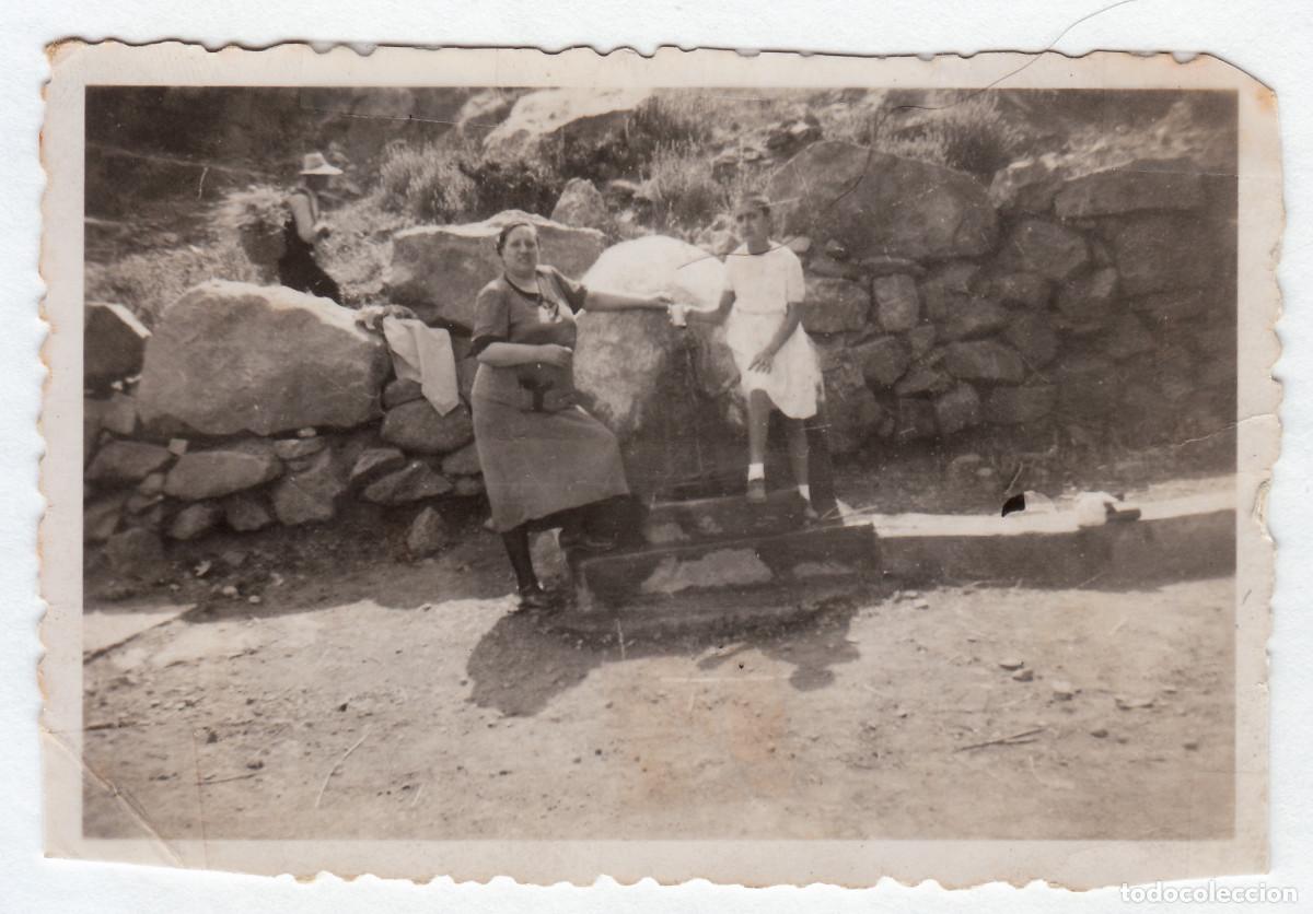 Fotograf&iacute;a antigua: Mujeres en la fuente. A&ntilde;os 30 g aa