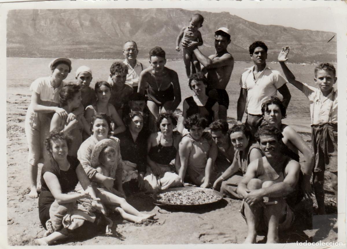 Fotograf&iacute;a antigua: En la playa. Una paella en familia. A&ntilde;os 50 g aa