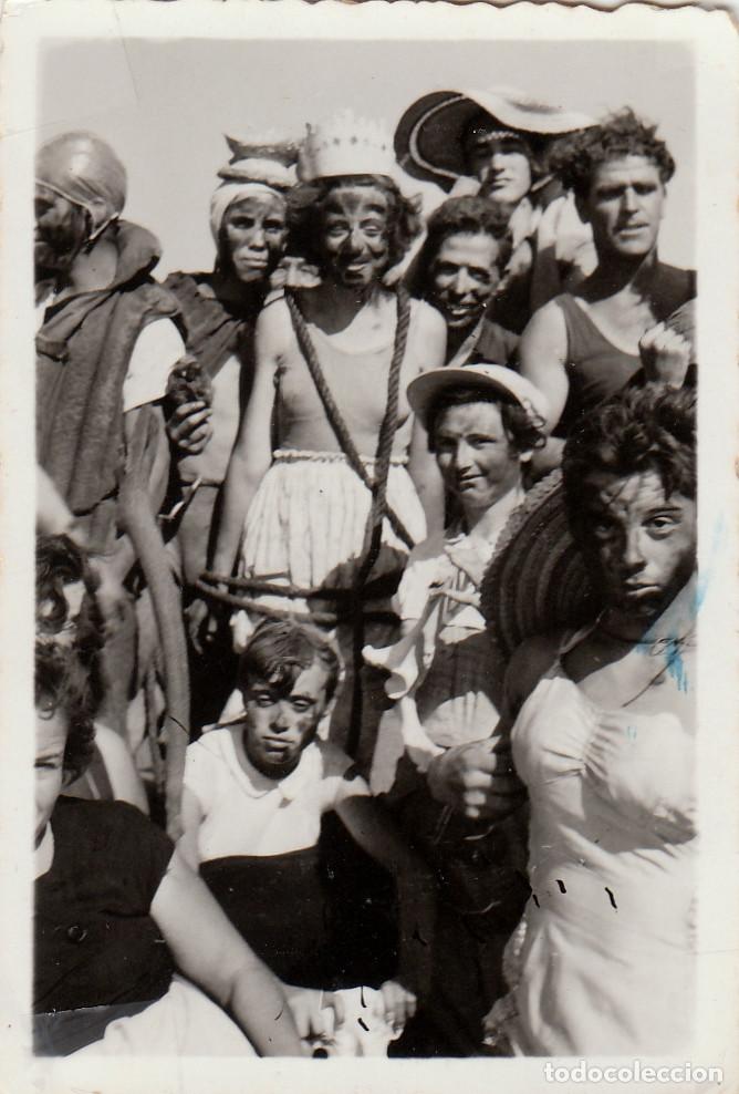 Fotograf&iacute;a antigua: Curiosa foto. Extra&ntilde;o Carnaval. Chicos y chicas disfrazados. A&ntilde;os 30? g aa