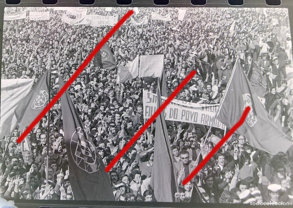 Fotograf&iacute;a antigua: Revoluci&oacute;n de los Claveles Portugal - A Revolu&ccedil;&atilde;o dos Cravos - Negativo de Celuloide - Fotograf&iacute;a An