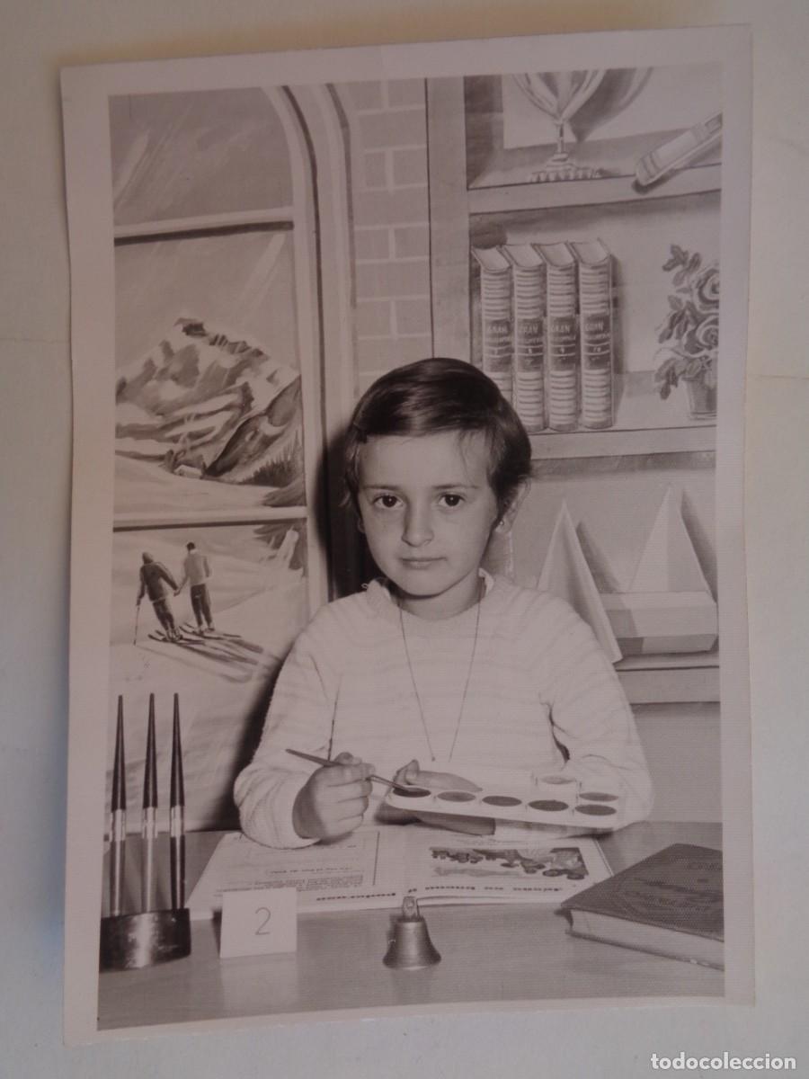 Fotograf&iacute;a antigua: BONITA FOTO ESCOLAR : NI&Ntilde;A CON LIBRO Y ACUARELA , DETRAS FONDO DECORADO, 1968
