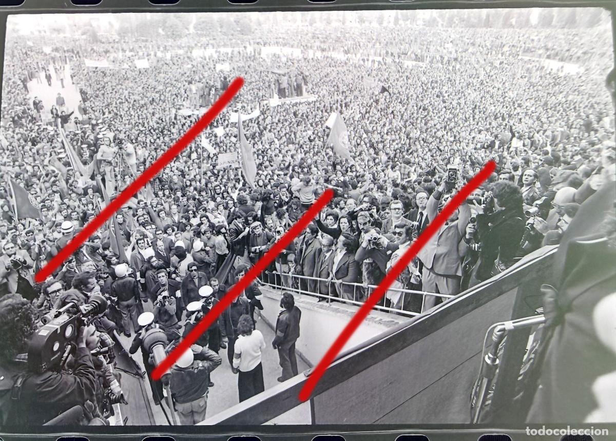 Fotograf&iacute;a antigua: Revoluci&oacute;n de los Claveles Portugal - A Revolu&ccedil;&atilde;o dos Cravos - Negativo de Celuloide - Fotograf&iacute;a