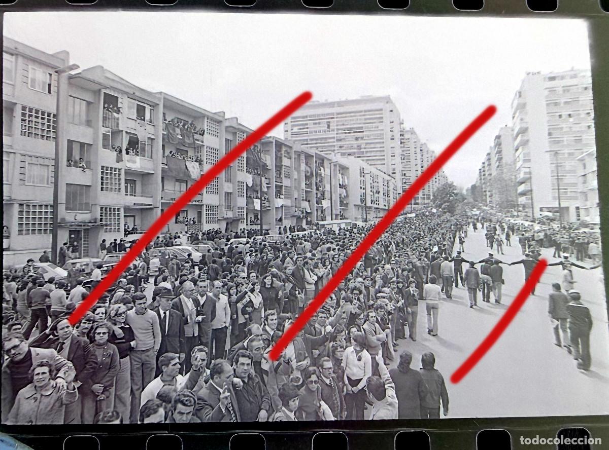 Fotograf&iacute;a antigua: Revoluci&oacute;n de los Claveles Portugal - A Revolu&ccedil;&atilde;o dos Cravos - Negativo de Celuloide - Fotograf&iacute;a