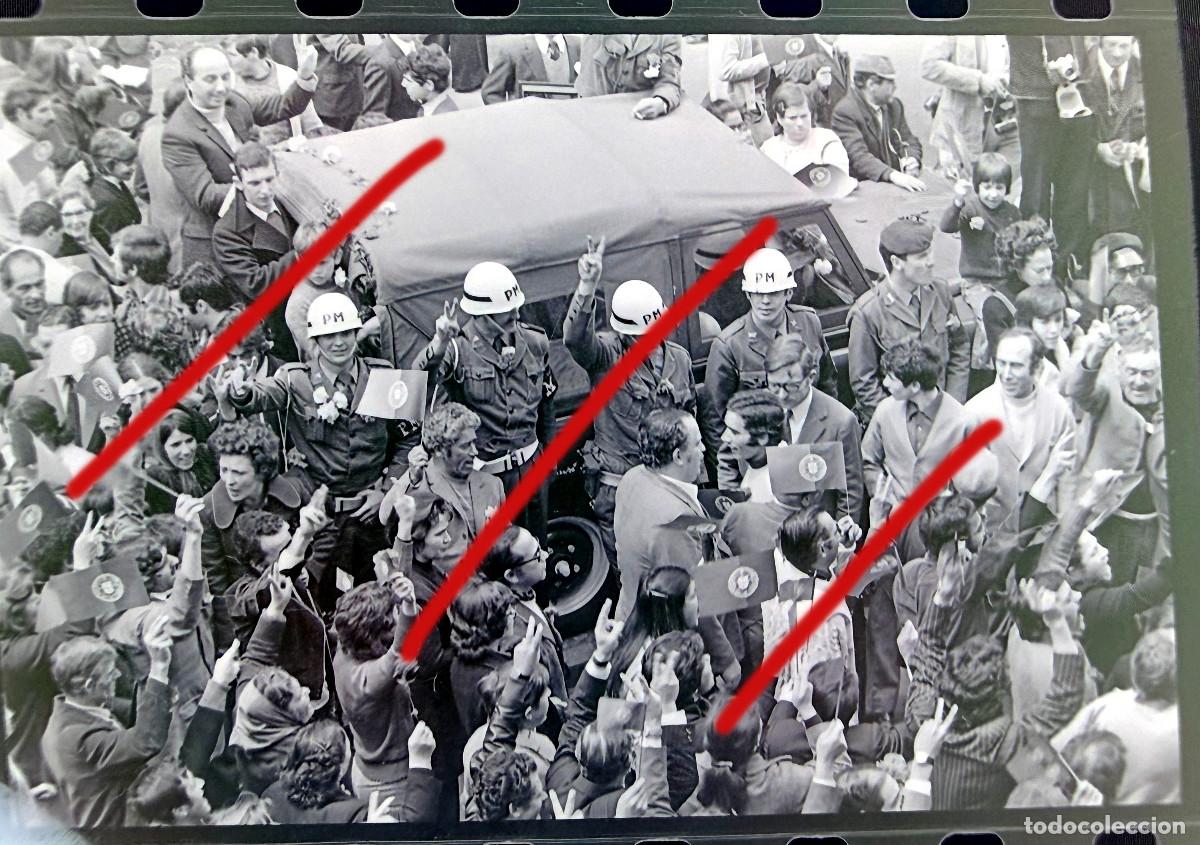Fotograf&iacute;a antigua: Revoluci&oacute;n de los Claveles Portugal - A Revolu&ccedil;&atilde;o dos Cravos - Negativo de Celuloide - Fotograf&iacute;a