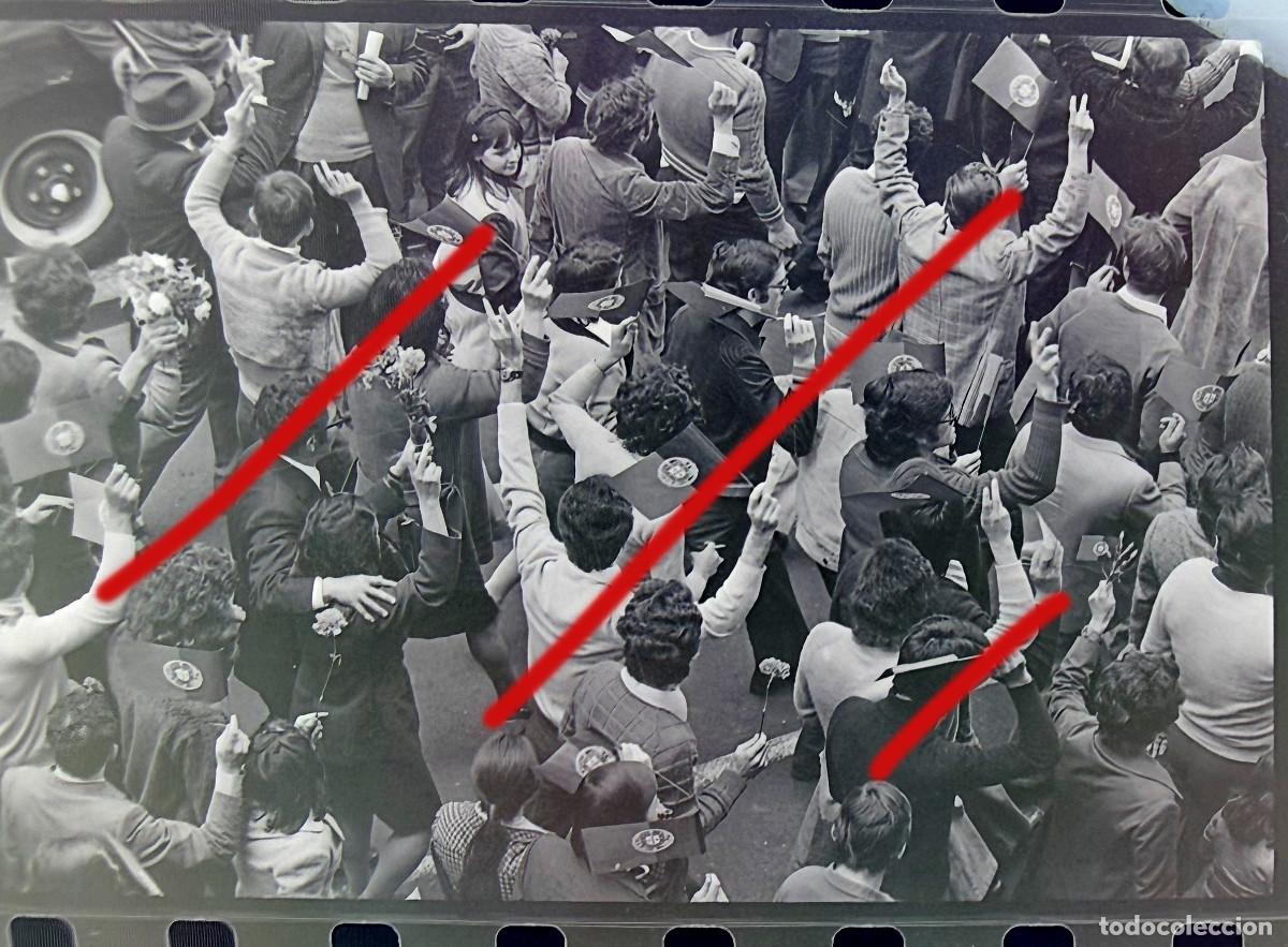 Fotograf&iacute;a antigua: Revoluci&oacute;n de los Claveles Portugal - A Revolu&ccedil;&atilde;o dos Cravos - Negativo de Celuloide - Fotograf&iacute;a