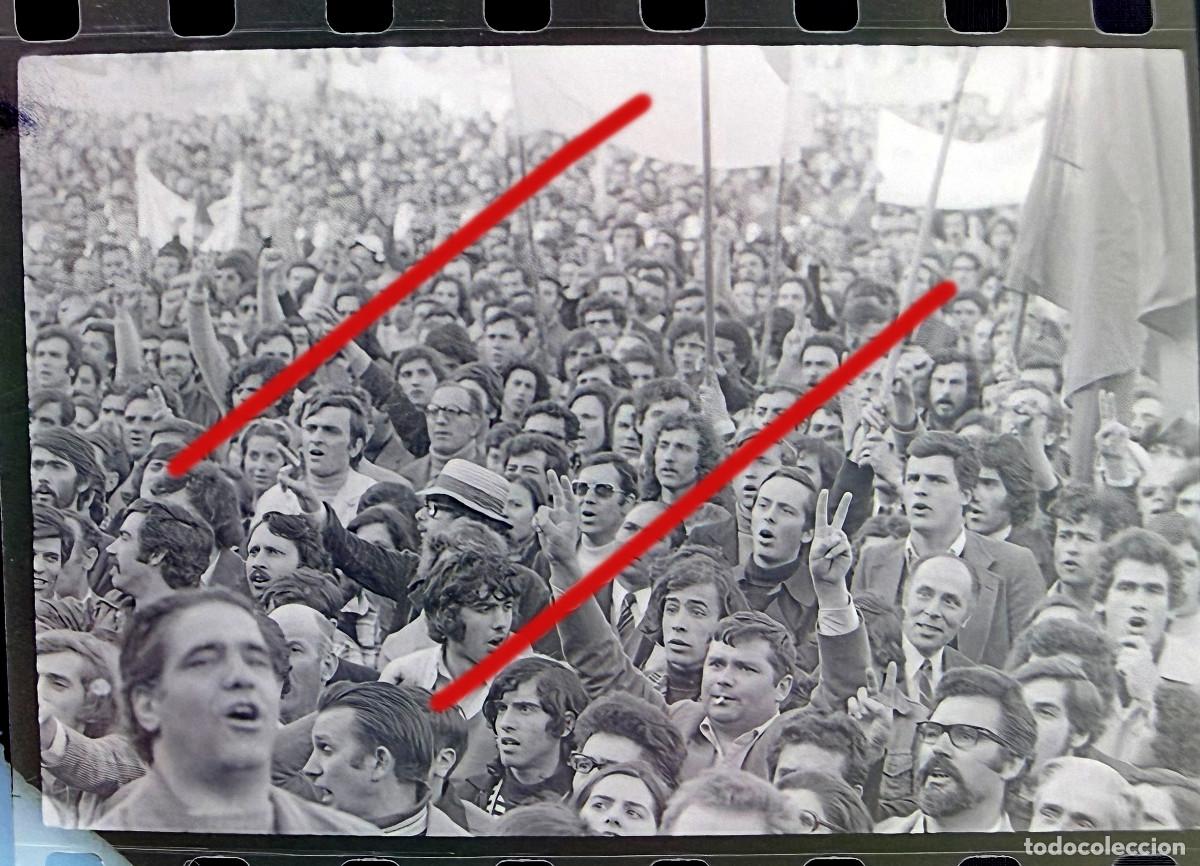 Fotograf&iacute;a antigua: Revoluci&oacute;n de los Claveles Portugal - A Revolu&ccedil;&atilde;o dos Cravos - Negativo de Celuloide - Fotograf&iacute;a