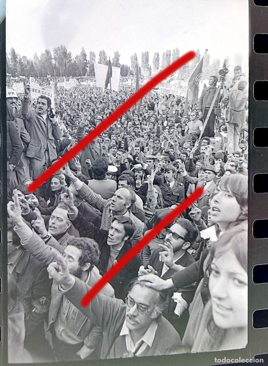 Fotograf&iacute;a antigua: Revoluci&oacute;n de los Claveles Portugal - A Revolu&ccedil;&atilde;o dos Cravos - Negativo de Celuloide - Fotograf&iacute;a