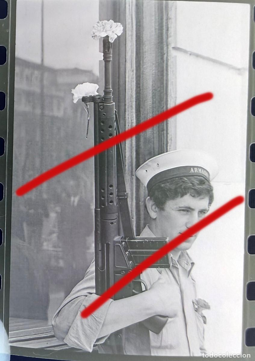 Fotograf&iacute;a antigua: Revoluci&oacute;n de los Claveles Portugal - A Revolu&ccedil;&atilde;o dos Cravos - Negativo de Celuloide - Fotograf&iacute;a