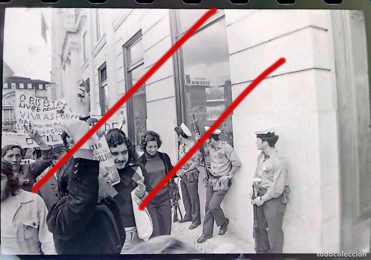 Fotograf&iacute;a antigua: Revoluci&oacute;n de los Claveles Portugal - A Revolu&ccedil;&atilde;o dos Cravos - Negativo de Celuloide - Fotograf&iacute;a