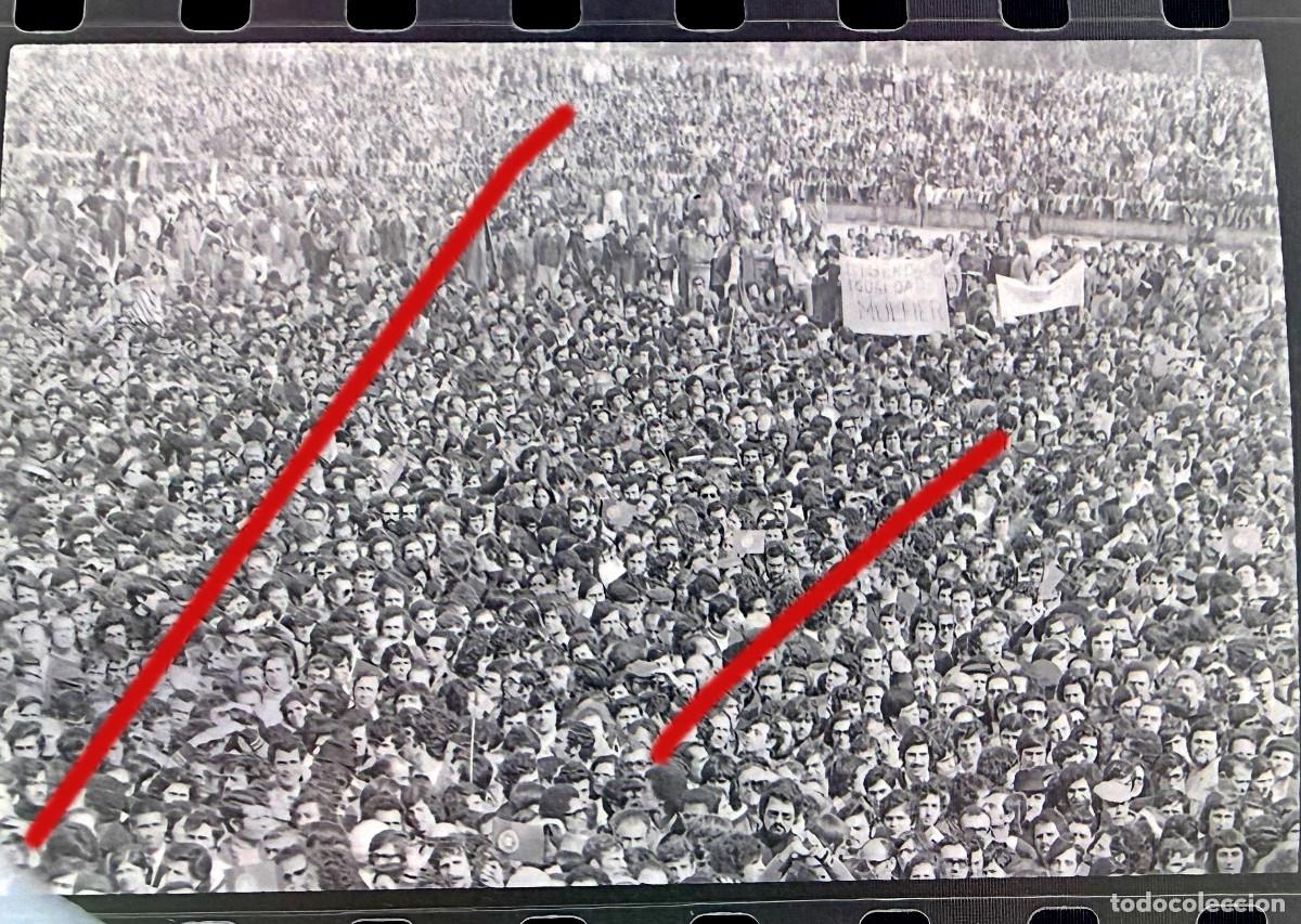 Fotograf&iacute;a antigua: Revoluci&oacute;n de los Claveles Portugal - A Revolu&ccedil;&atilde;o dos Cravos - Negativo de Celuloide - Fotograf&iacute;a