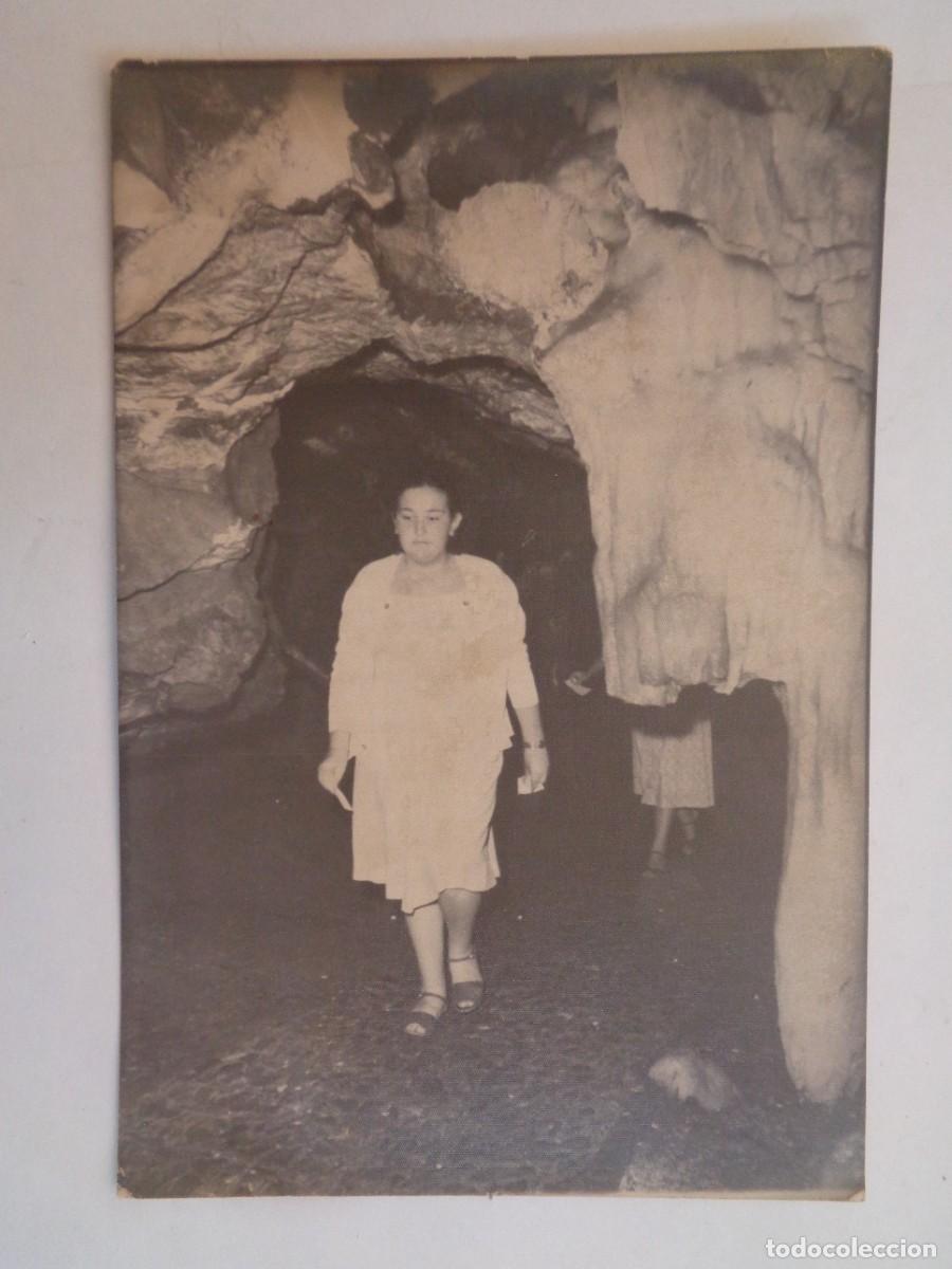 Fotograf&iacute;a antigua: MINUTERO DE FOTOGRAFO TURISTICO: CHICA EN LA GRUTA DE LAS MARAVILLAS , ARACENA ( HUELVA )