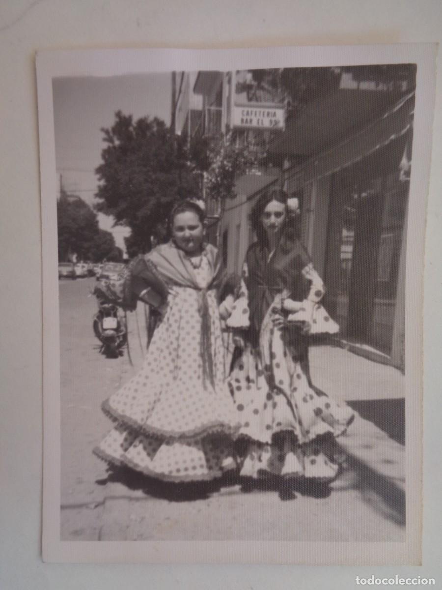 Fotograf&iacute;a antigua: FOTO DE FERIA : CHICAS VESTIDAS DE FLAMENCA , DETRAS MOTO DE EPOCA