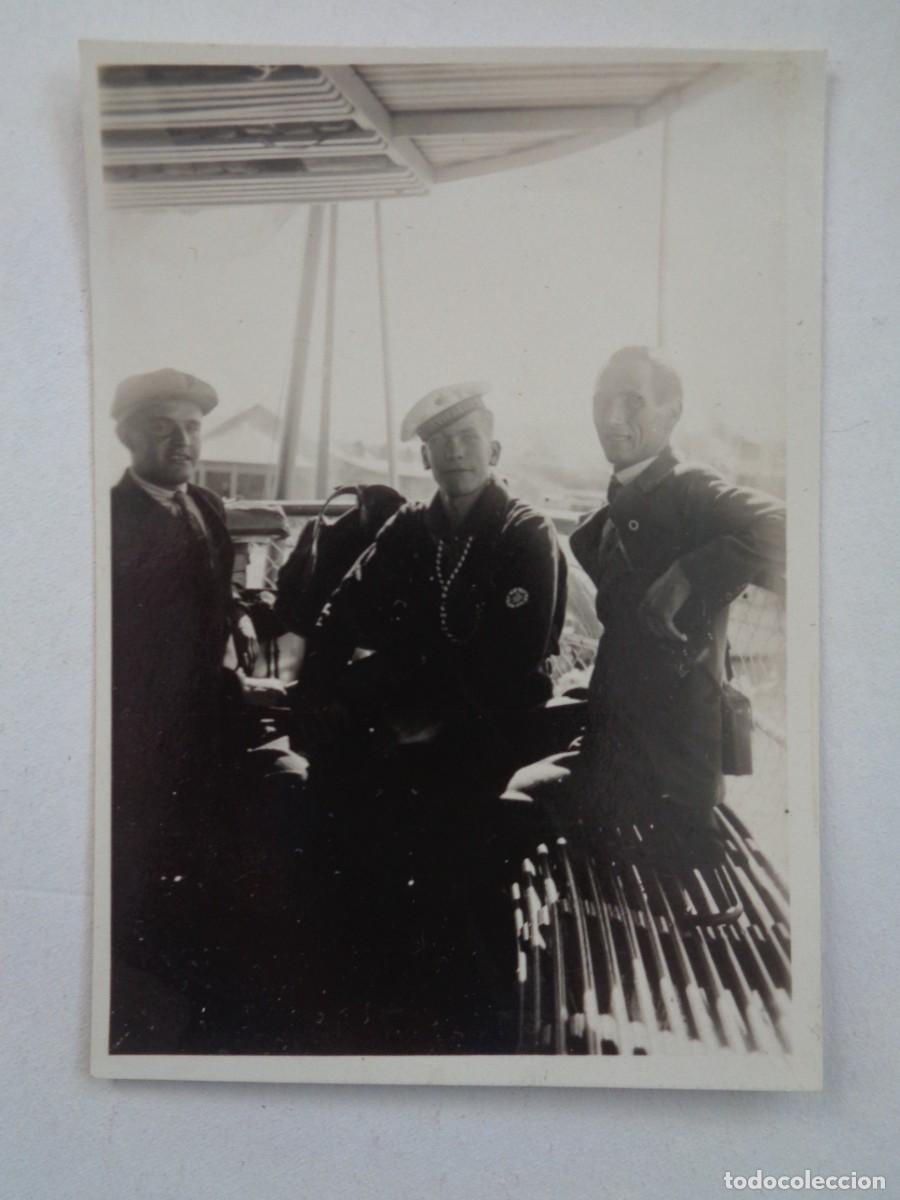 Fotografia antiga: FOTO DE MARINERO Y PAISANOS EN UN BARCO, PRINCIPIOS DE SIGLO