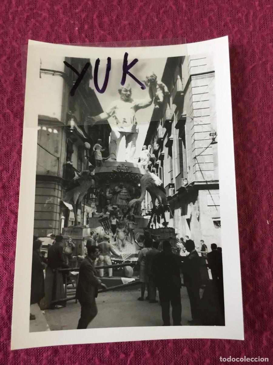 Fotograf&iacute;a antigua: BONITA FOTO FOTOGRAFIA DE LA FALLA PIE DE LA CRUZ -JUAN DE VILLARRASA 1964 - FALLAS DE VALENCIA