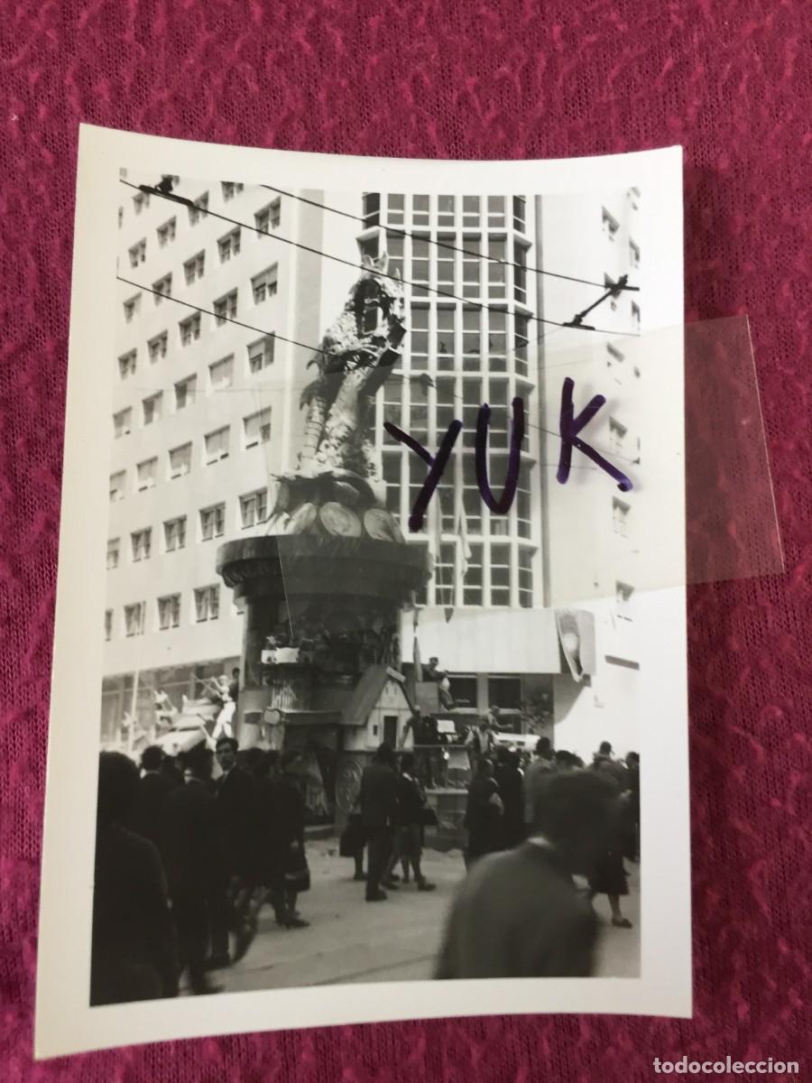 Fotograf&iacute;a antigua: FOTOGRAFIA - FOTO FALLA CALLE LAS BARCAS - PASCUAL Y GENIS DEL A&Ntilde;O 1964 - FALLAS VALENCIA - ORIGINAL