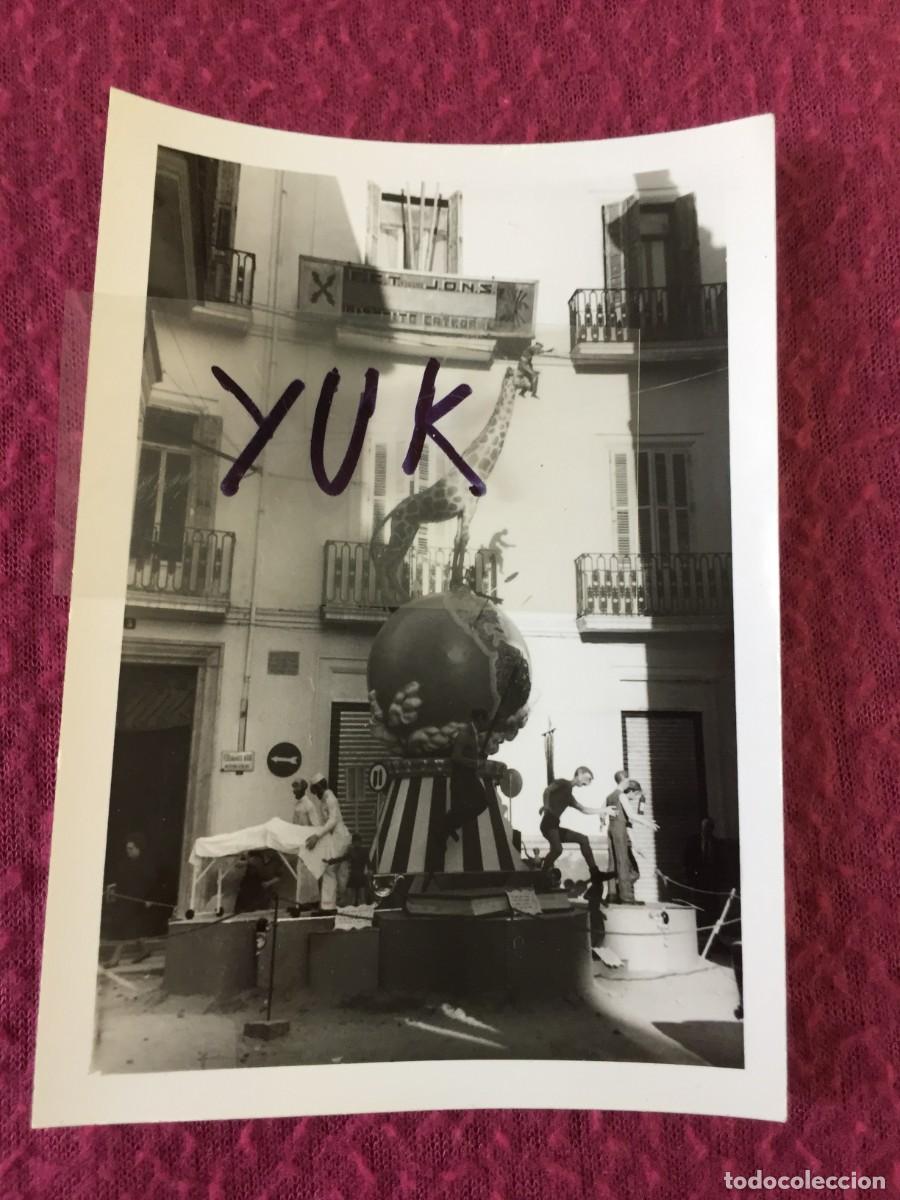 Fotograf&iacute;a antigua: BONITA FOTO FOTOGRAFIA DE LA FALLA DE LA CALLE SALVADOR - TRINITARIOS DEL A&Ntilde;O 1965 - FALLAS VALENCIA