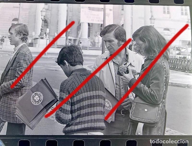 Fotograf&iacute;a antigua: Revoluci&oacute;n de los Claveles Portugal - A Revolu&ccedil;&atilde;o dos Cravos - Negativo de Celuloide - Fotograf&iacute;a
