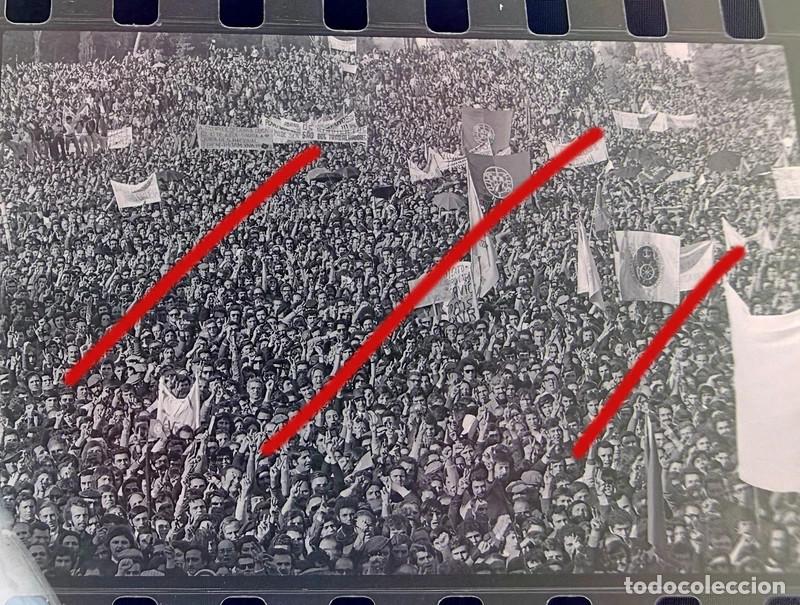 Fotograf&iacute;a antigua: Revoluci&oacute;n de los Claveles Portugal - A Revolu&ccedil;&atilde;o dos Cravos - Negativo de Celuloide - Fotograf&iacute;a