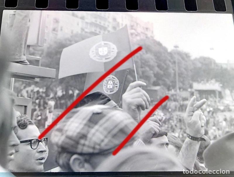 Fotograf&iacute;a antigua: Revoluci&oacute;n de los Claveles Portugal - A Revolu&ccedil;&atilde;o dos Cravos - Negativo de Celuloide - Fotograf&iacute;a