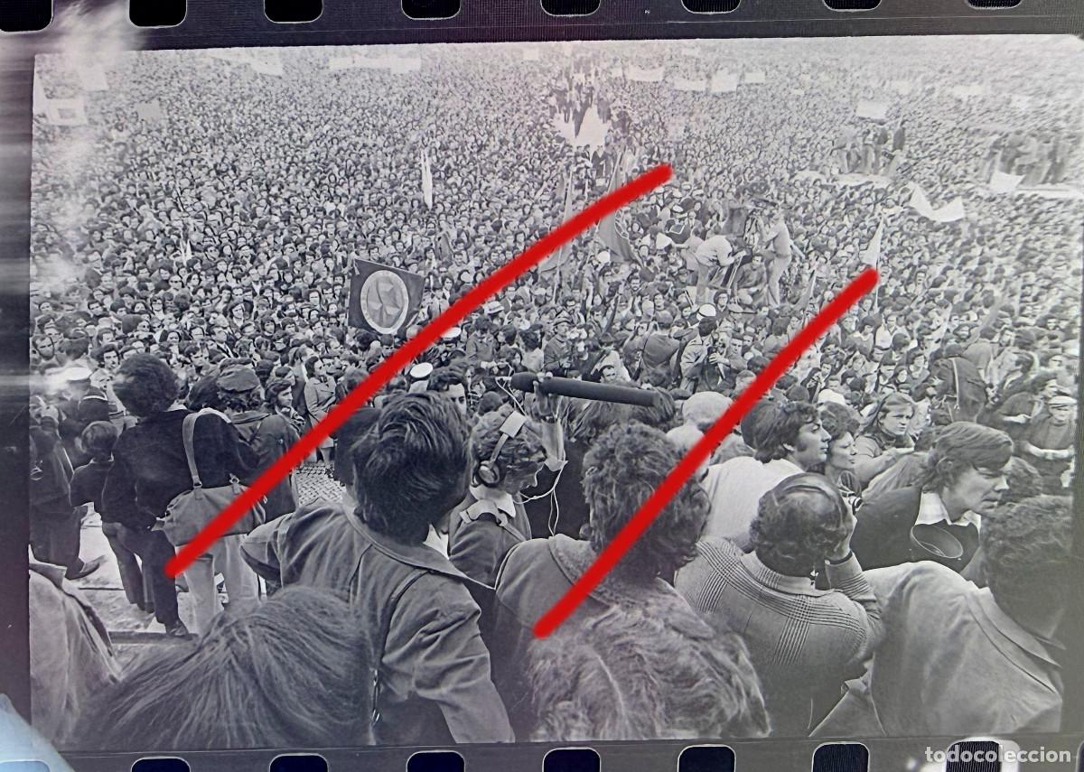 Fotograf&iacute;a antigua: Revoluci&oacute;n de los Claveles Portugal - A Revolu&ccedil;&atilde;o dos Cravos - Negativo de Celuloide - Fotograf&iacute;a