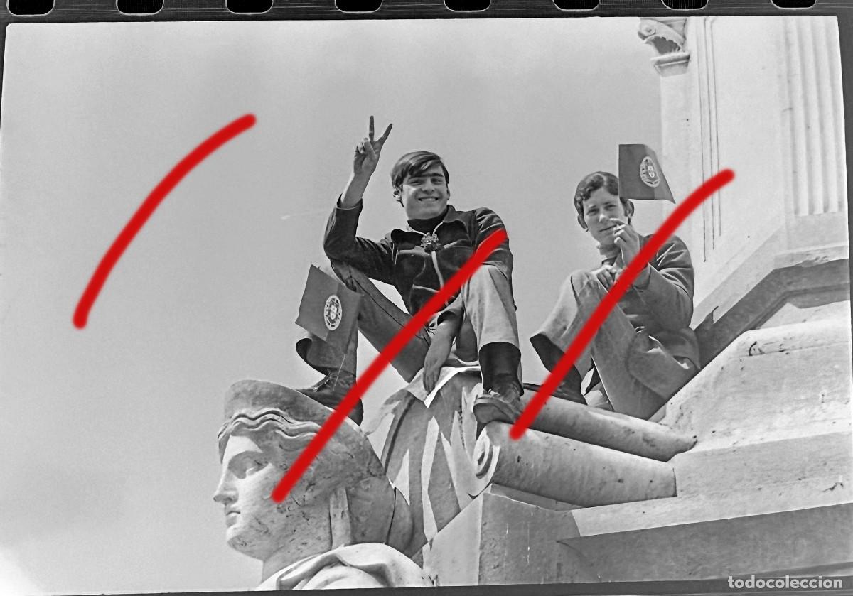 Fotograf&iacute;a antigua: Revoluci&oacute;n de los Claveles Portugal - A Revolu&ccedil;&atilde;o dos Cravos - Negativo de Celuloide - Fotograf&iacute;a