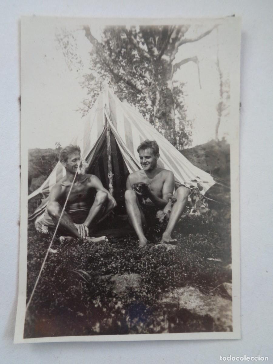 Fotograf&iacute;a antigua: FOTO DE HOMBRES SEMIDESNUDOS DE CAMPING , TIENDA DE CAMPA&Ntilde;A , ETC . A&Ntilde;OS 20