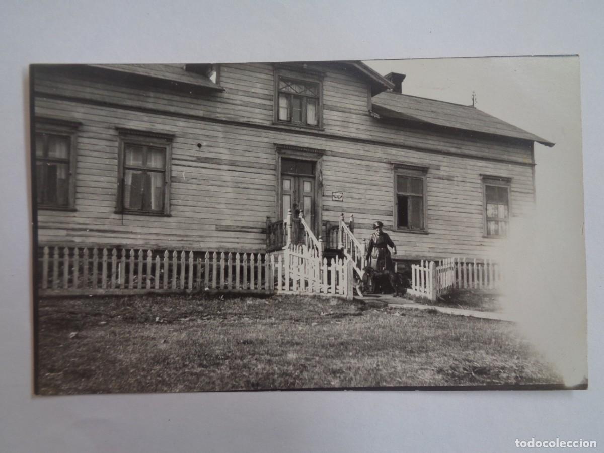 Photographie ancienne: FOTO DE MUJER CON PERRO EN CASA DE CAMPO. FINLANDIA RPINCIPIOS DE SIGLO