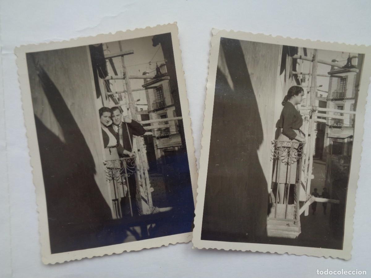 Photographie ancienne: LOTE DE 2 FOTOS DE GENTE ASOMADA AL BALCON . DE SERVA , SEVILLA