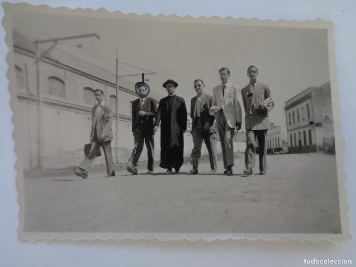 Photographie ancienne: FOTO DE HOMBRES PASEANDO, SACERDOTE CON SOTANA Y SOMBRERO