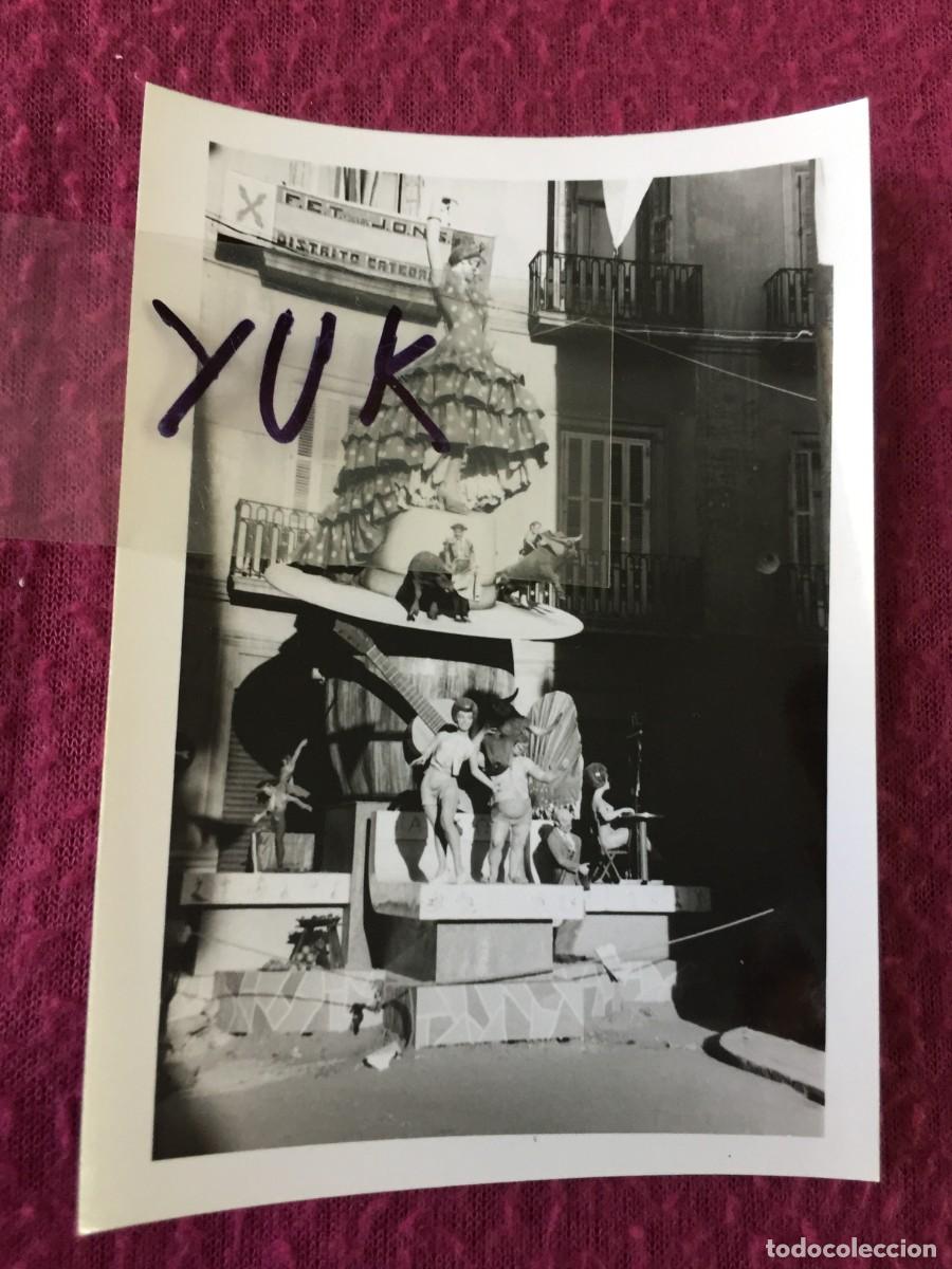 Fotograf&iacute;a antigua: BONITA FOTO FOTOGRAFIA DE LA FALLA DE LA CALLE SALVADOR - TRINITARIOS DEL A&Ntilde;O 1964 - FALLAS VALENCIA
