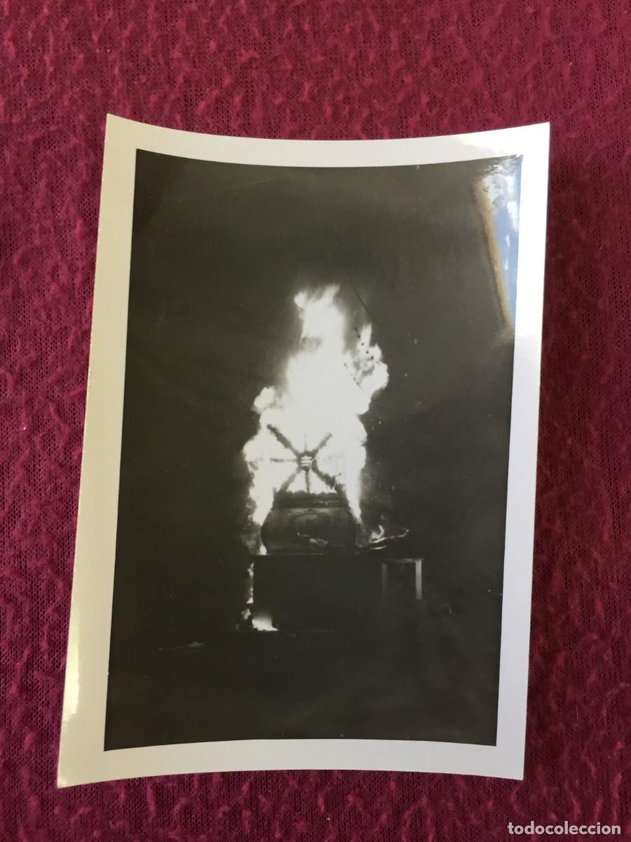 Fotograf&iacute;a antigua: FOTO FOTOGRAFIA DE UNA FALLA ARDIENDO DE LOS A&Ntilde;OS 60 EN SU NIT DEL FOC --- FALLAS DE VALENCIA