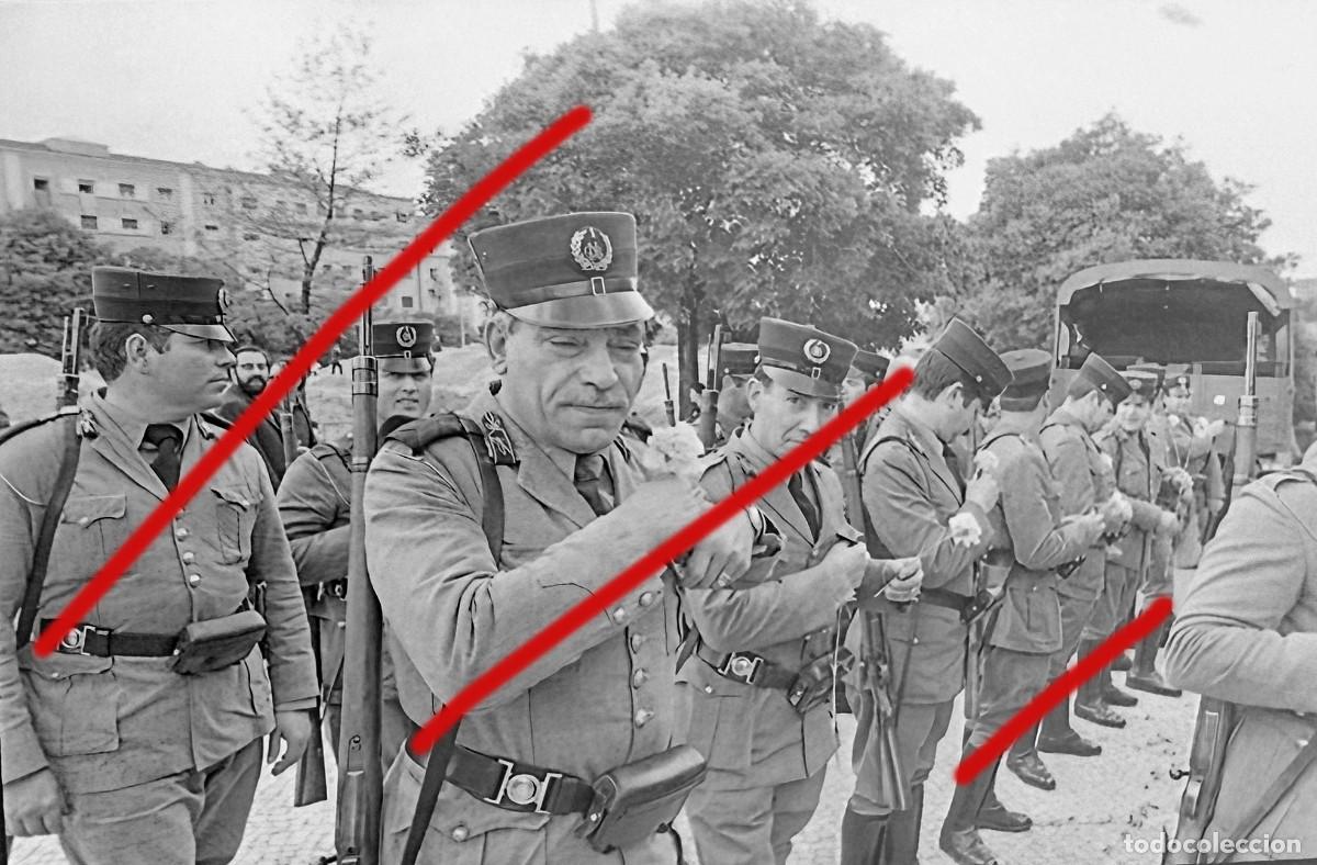 Fotograf&iacute;a antigua: 17 Revoluci&oacute;n de los Claveles Portugal A Revolu&ccedil;&atilde;o dos Cravos Negativo de Celuloide Fotograf&iacute;a