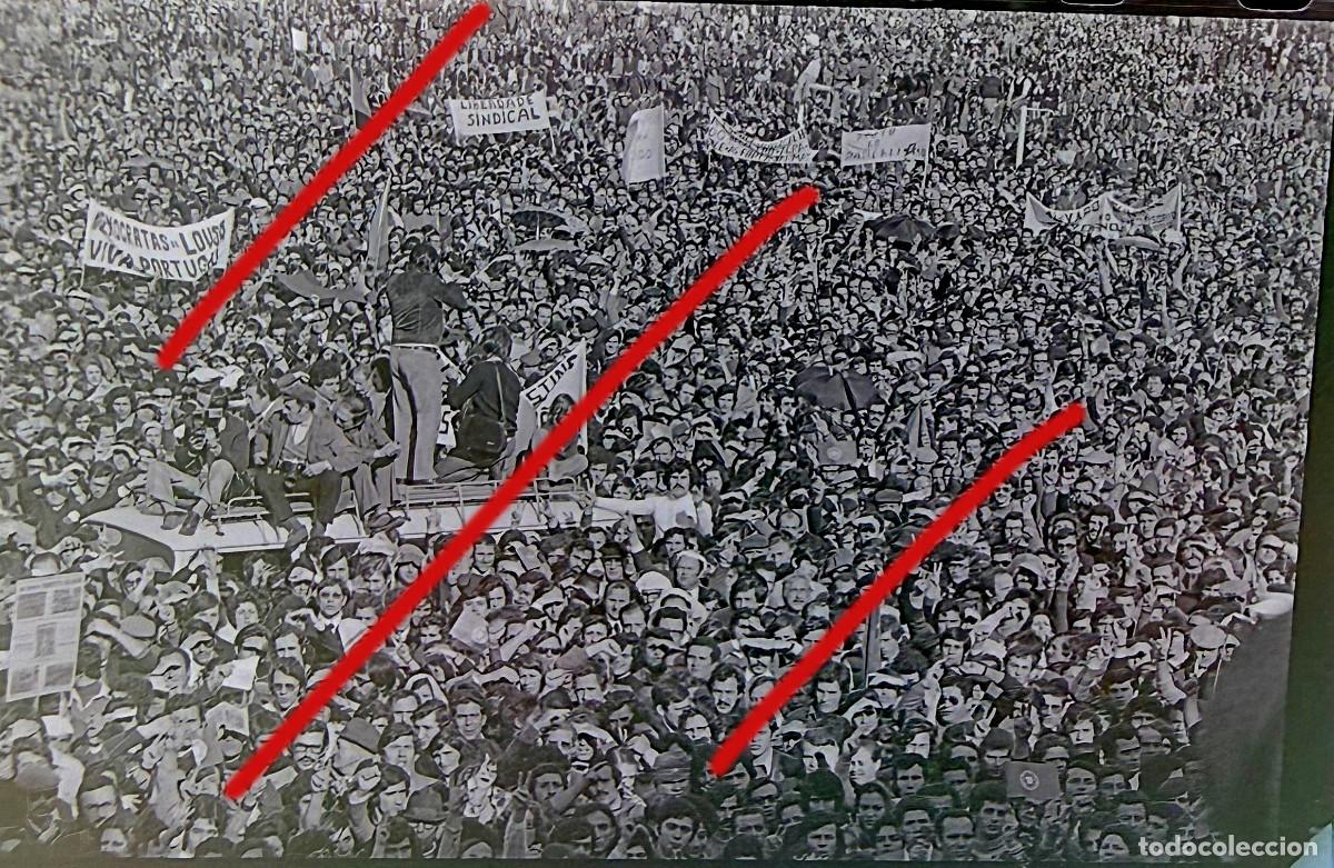 Fotograf&iacute;a antigua: Revoluci&oacute;n de los Claveles Portugal - A Revolu&ccedil;&atilde;o dos Cravos - Negativo de Celuloide - Fotograf&iacute;a