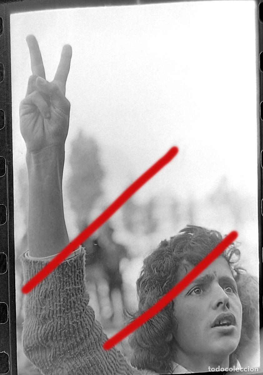Fotograf&iacute;a antigua: Revoluci&oacute;n de los Claveles Portugal - A Revolu&ccedil;&atilde;o dos Cravos - Negativo de Celuloide - Fotograf&iacute;a