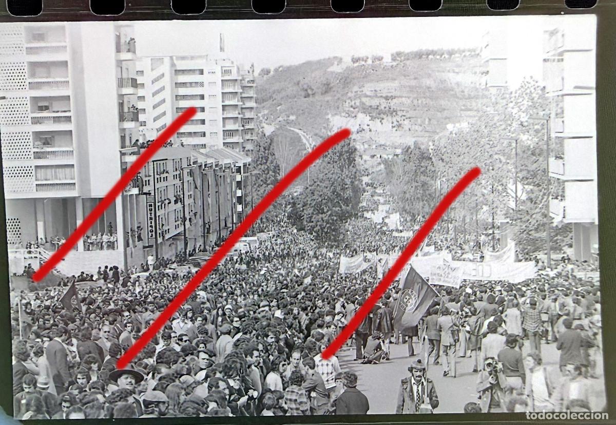 Fotograf&iacute;a antigua: Revoluci&oacute;n de los Claveles Portugal - A Revolu&ccedil;&atilde;o dos Cravos - Negativo de Celuloide - Fotograf&iacute;a