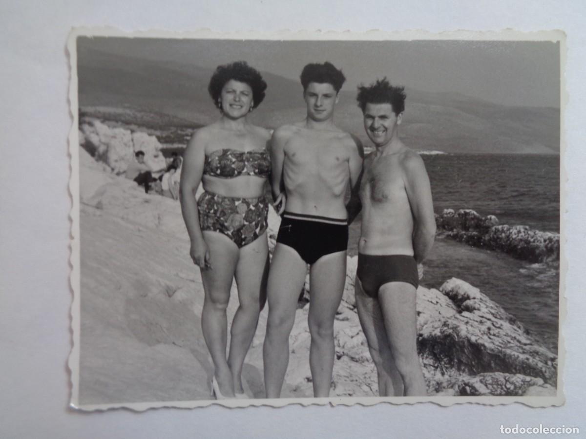 Fotograf&iacute;a antigua: FOTO DE JOVENES EN BA&Ntilde;ADOR EN LA PLAYA