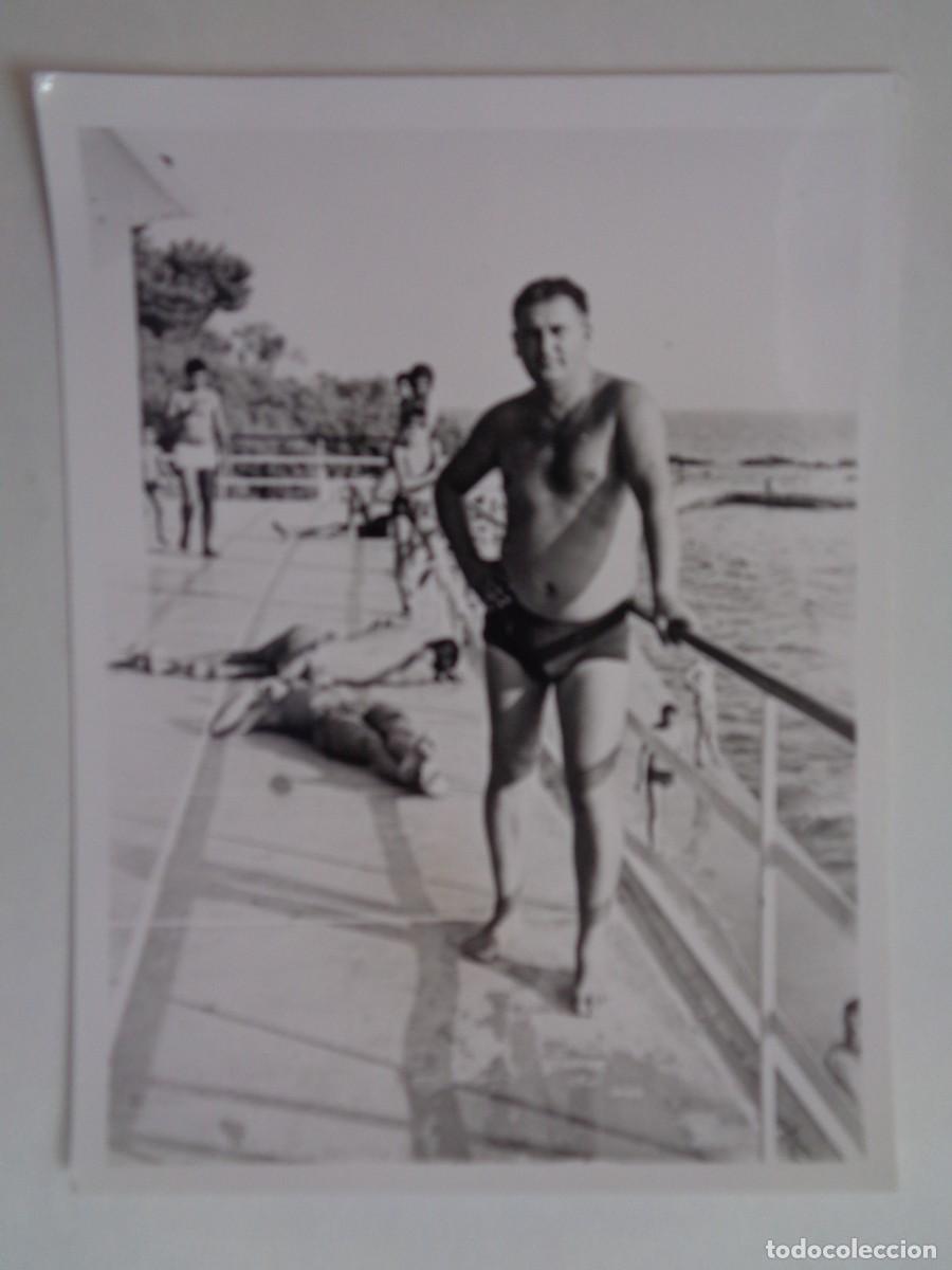 Fotograf&iacute;a antigua: FOTO DE HOMBRE EN BA&Ntilde;ADOR EN UN PUERTO , 1972