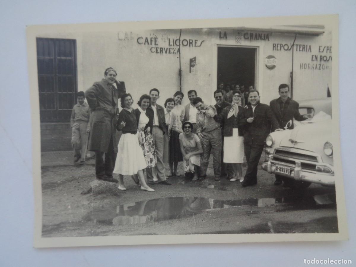 Fotograf&iacute;a antigua: FOTO DE GENTE Y COCHE DE EPOCA MATRICULA DE MADRID , DETRAS TIENDA , ANUNCIO PEPSI-COLA